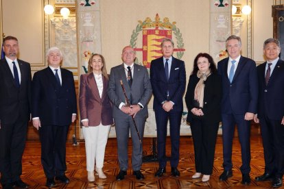 El alcalde de Valladolid, Jesús Julio Carnero, recibe a embajadores de siete países y les invita a vivir la Semana Santa en la ciudad.