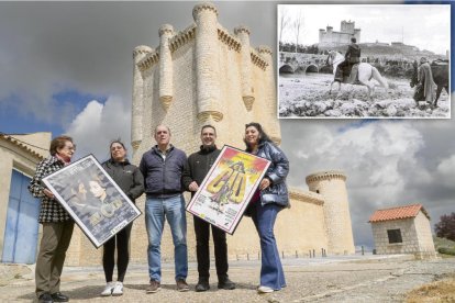 Mercedes Alonso, Virginia Pascual, Alfredo Luengo, Jorge Polo y Azucena Barcenilla, posan con carteles de la película El Cid junto al castillo de Torrelobatón. En la esquina, una imagen del rodaje