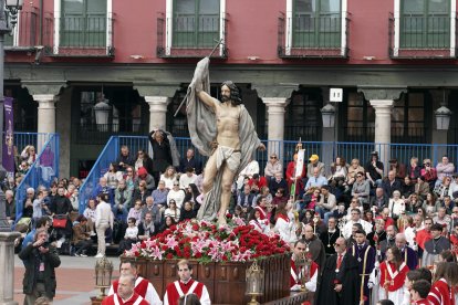 Procesión del Encuentro de Jesús Resucitado con la Virgen de la Alegría en Valladolid.