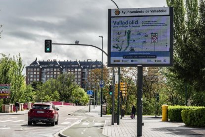 Panel informativo de la Zona de Bajas Emisiones en el puente de Poniente.