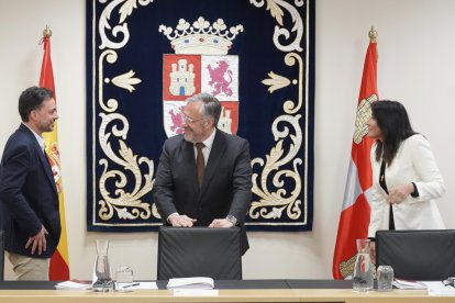 Diego Moreno, Carlos Pollán y Ana Sánchez, en una imagen de archivo durante la reunión de la Mesa de las Cortes.