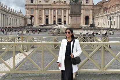 Alejandra Delgado en un viaje al Vaticano.
