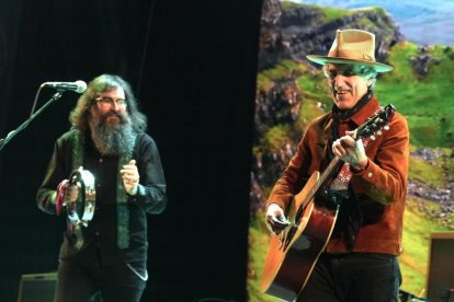 Concierto de Arizona Baby acompañado de Celtas Cortos, Loquillo, Mikel Erentxun, Ángel Stanich y varios