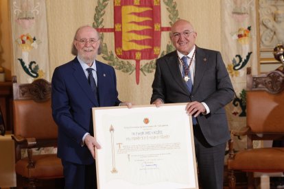 Joaquín Díaz y Jesús Julio Carnero en el Ayuntamiento de Valladolid