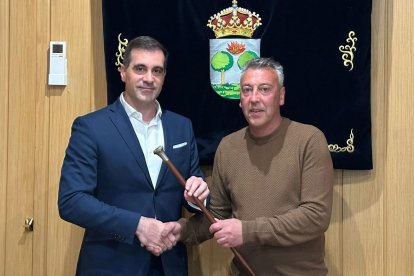 Roberto Fernández recibe el bastón de mando de Fernando de la Cal
