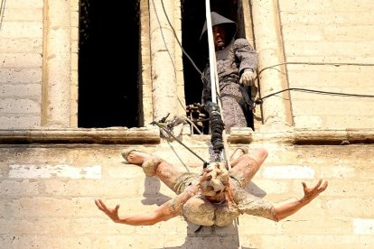 La compañía Lézards Bleus en la jornada inaugural del TAC, durante su actuación en la torre de la iglesia de La Antigua.