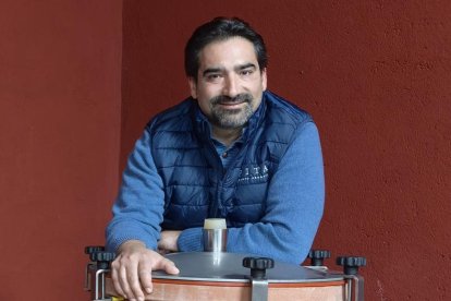 El enólogo Emilio Pita en el interior de la nave de crianza en la bodega de Rubí de Bracamonte.