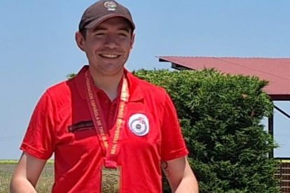 El campeón de España de skeet, José María Mielgo posando con su medalla de oro y su diploma de campeón.