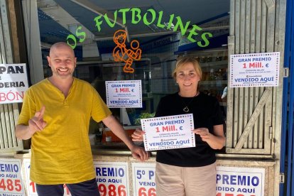 Los dueños de Lotería 'Los Futbolines', Juan Carlos y María Pilar Arribas Galindo, con el número premiado