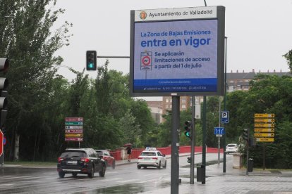 Letrero que anuncia el inicio de la aplicación de la ZBE