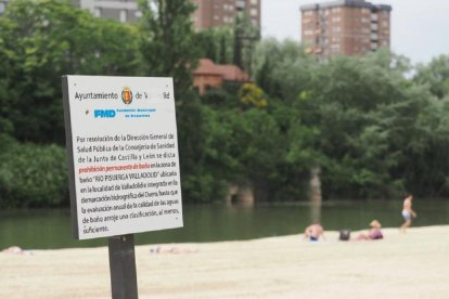 Cartel con la prohibición baño en la playa de Moreras en Valladolid.