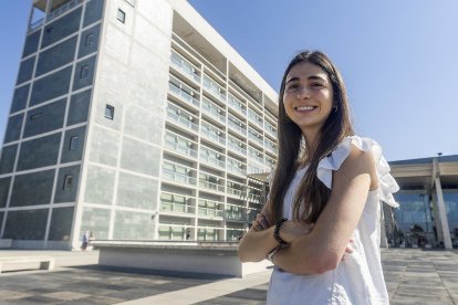 La investigadora Lucía Simón Vicente, junto al Hospital Universitario de Burgos.