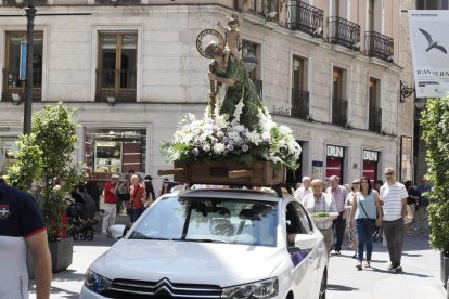 Los taxistas de Valladolid reciben la bendición por San Cristóbal.