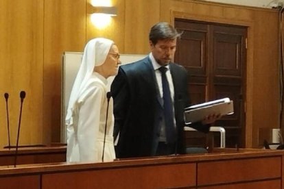 La monja, en una imagen del juicio junto a su abogado.