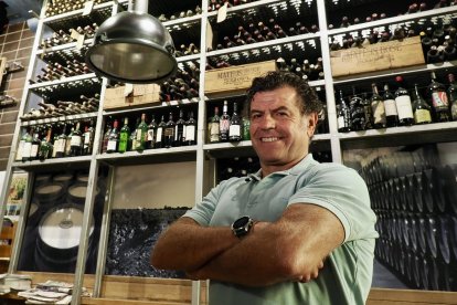 Óscar Garrote, ayer, en su establecimiento Vino Tinto.