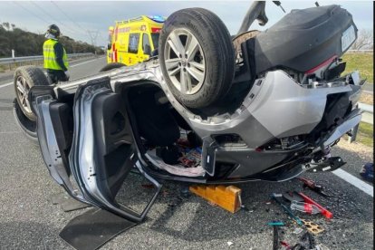 Estado en el quedó el turismo tras el acccidente en San Pablo de la Moraleja (Valladolid).