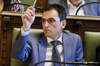El portavoz del PSOE, Pedro Herrero, durante el pleno de julio en el Ayuntamiento