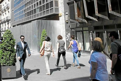 Transeúntes en la calle Santiago de Valladolid en una foto de archivo.