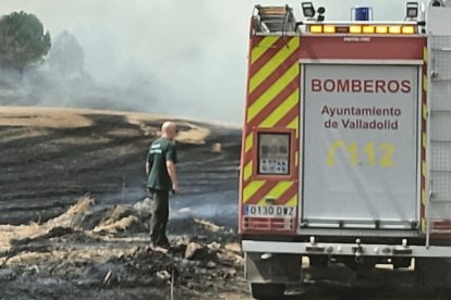 Una dotación de bomberos de Valladolid interviene en el incendio de Arroyo.
