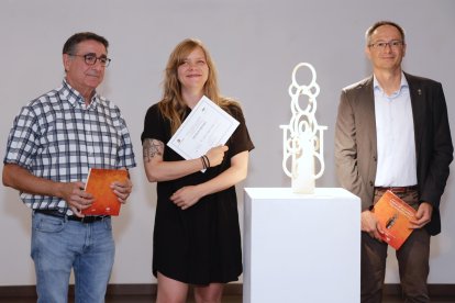 Imagen del concejal de Comercio, Mercados y Consumo con el presidente de ACEVA y la ganadora del concurso