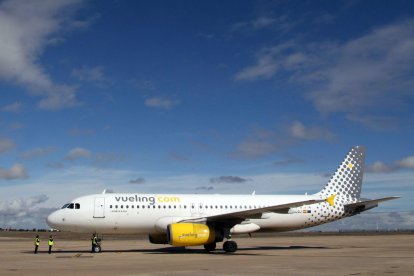 Llegada del primer vuelo de Vueling procedente de Barcelona al aeropuerto de Villanubla.