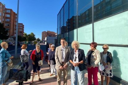 Los concejales Rafi Romero, Pedro Herrero y Luis Vélez en el centro de Vida Activa de Arca Real