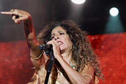 Rosario Flores durante su actuación en la Plaza Mayor de Valladolid.
