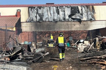 Bombero en el indencio del corral en Montemayor de Pililla