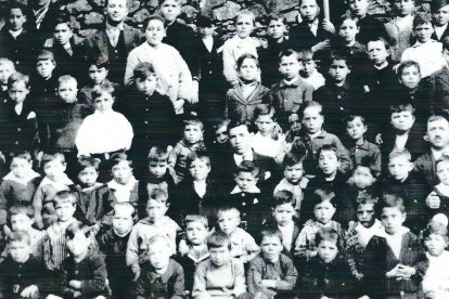 Víctor Pérez y Pérez, rodeado de niños, en el centro de la imagen.