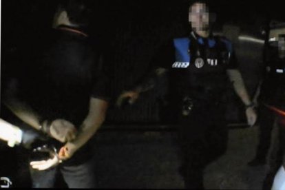 Un momento de la detención del conductor en Laguna