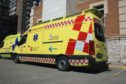 Una ambulancia en un centro médico de Castilla y León.