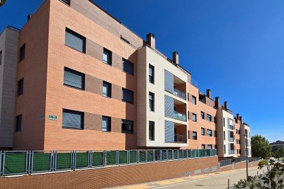 Urbanización Arroyovereda, en la calle Narciso Monturiol, con okupas en su interior.