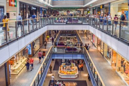 Establecimientos minoristas en un centro comercial.