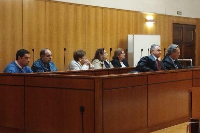 La madre y sus cuatro hijos encausados compartiendo banquillo en la Audiencia de Valladolid