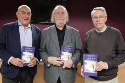 Jesús Julio Carnero, Joaquín Díaz y Jesús Urrea en la presentación del libro.