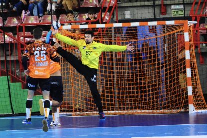 Juan Bar, en plena acción deteniendo un lanzamiento del Torrelavega.