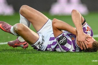 Juanmi Latasa se duele en el césped ante el Mirandés.