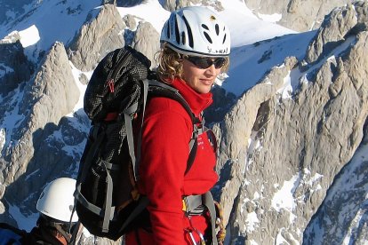 Ana Isabel Martínez escalando el Naranjo de Bulnes.