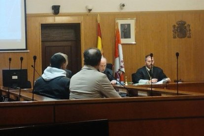El acusado, a la izquierda, con su intérprete y la abogada en el juicio celebrado en la Audiencia de Valladolid.