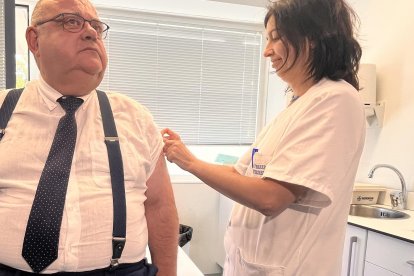 Elc onsejero en el momento de vacunarse de la gripe en Burgos.