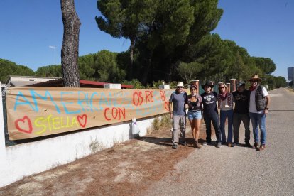 Un grupo de amigos prepara una pancarta de bienvenida a Stella Banderas