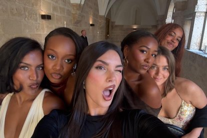 A la derecha, en la cuarta y sexta posición, las hijas de Barack Obama en la boda de la hija de Banderas