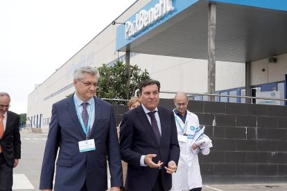 El consejero de Economía y Hacienda y portavoz, Carlos Fernández Carriedo, participa en la inauguración de la planta PackBenefit.