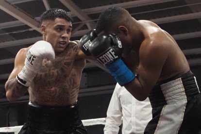 Salvi Jim´ñenez en un momento del combate ante el venezolano Ernesto Martínez en Valladolid.
