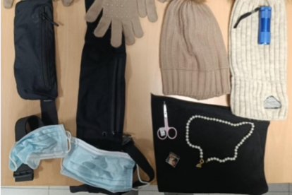 Material que llevaban las dos mujeres en el momento de su detención.