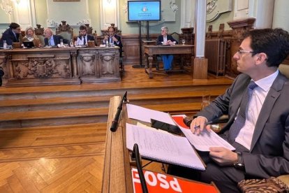 Foto de archivo de un Pleno, con Pedro Herrero en primer término.