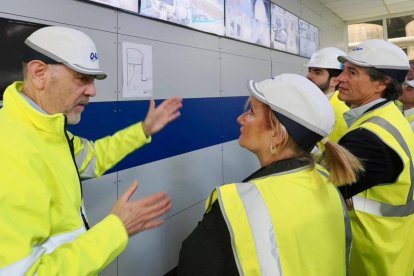 Lucas Angelini, Leticia García y Jesús Posadas durante su visita a las instalaciones de ACOR.