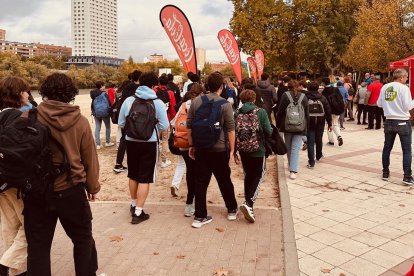 Voluntarios limpian el entorno del Pisuerga en Valladolid.
