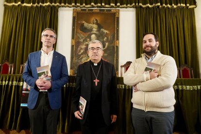El arzobispo de Valladolid, Luis Argüello; el ecónomo del Arzobispado, Óscar Agüera, y el delegado de Patrimonio y Obras, Juan Carlos Álvarez