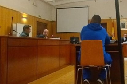 En el banquillo, a la izquierda, el acusado de proferir insultos racistas contra una camarera y su letrado defensor.